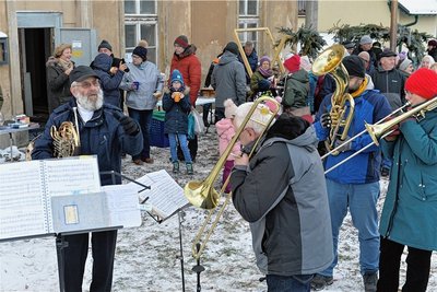 Der Posaunenchor unter Leitung von Michael Albrecht (links) spielte vor der Kapelle in Bräunsdorf auf. 