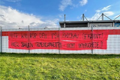 Der FSV Zwickau hatte sich im Vorfeld von den Demo-Organisatoren distanziert. Fans hängten dann dieses Banner auf. 