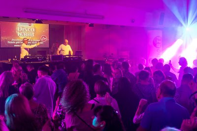 Auf der Tanzfläche heizten DJ Christian Bieselt und DJ Daniel Pavel ein.
