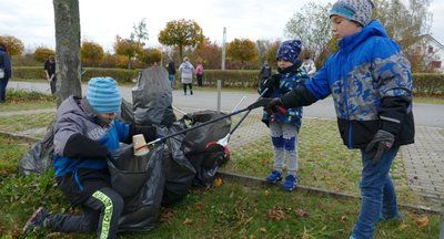 Mehr als zehn volle Müllsäcke kamen bei der Umweltaktion des Jugendclubs zusammen. 
