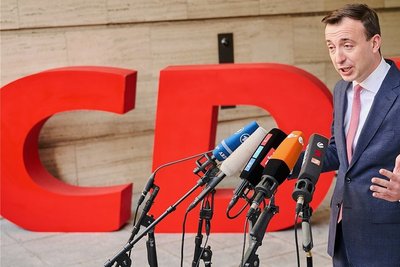 CDU-Generalsekretär Paul Ziemiak informiert nach der Kreisvorsitzendenkonferenz Journalisten über die Ergebnisse. 