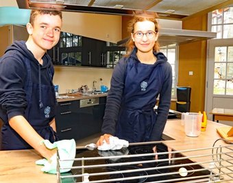 Die Schüler Toby Winkler und Lisa Hamann haben nach dem Kochen und Essen in der Küche die Aufräumarbeiten übernommen.