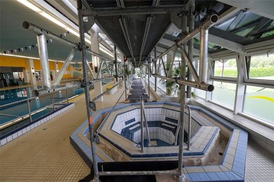 Die Fliesenarbeiten sind beendet, das Becken wurde bereits befüllt. Doch noch bleibt das Wasser kalt.