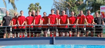 Sachsens Fußballhelden 2022 mit Kurt Seelig (4. v. r.) während ihrer Bildungsreise mit dem DFB in Spanien.