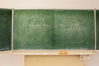 "Heute kein Unterricht!", heißt es auf einer Tafel auf diesem Symbolfoto.