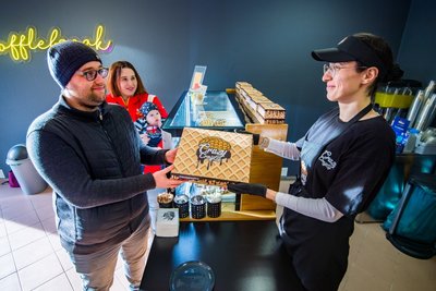 Toni, Chantal und Samuel Günther (von links) gehörten zu den ersten Kunden im neuen Croffle-Shop in Aue. Bedient wurden sie von Dafina Isufi. 
