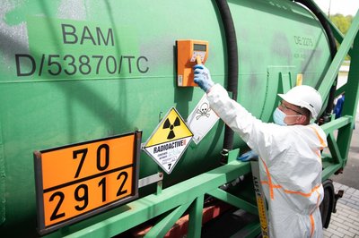 Marc Strobelt, Anlagenfahrer, hält auf dem Betriebsgelände der Wismut GmbH einen Geigerzähler an einen Uran-Transportbehälter. Nach 75 Jahren hat der letzte Uran-Transport das Betriebsgelände verlassen. Damit scheidet Deutschland aus der Liste uranproduzierender Staaten aus.