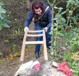 Diese alten Stuhlteile holte Jenny Seidel aus einem Gebüsch hervor.