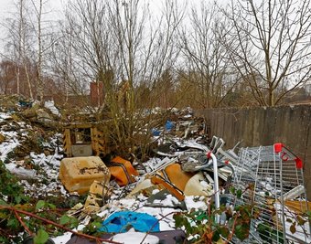 Bauschutt, Müll sowie Container liegen in Oberlungwitz seit Jahren auf dem verlassenen Firmengelände an der Straße An der Nutzung.