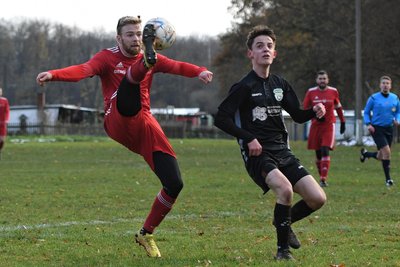 Gutes Omen für das Pokalspiel? Das letzte Punktspiel konnten die Königshainer um Tristan Wermann (l.) in der Mittelsachsenliga gegen den SV Lichtenberg in Wechselburg mit 5:2 gewinnen.