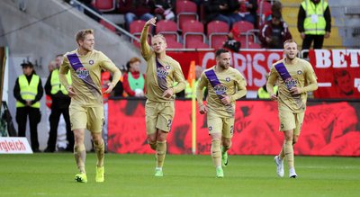 Sören Bertram erzielt den Treffer zum 0:1 und jubelte mit Sebastian Hertner, Calogero Rizzuto und Pascal Köpke. 