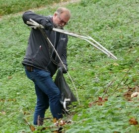 Auf einer Wiese fand Organisator Mathias Raschke eine alte Jalousie.