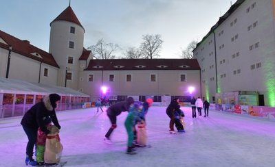 Die Saison auf der Eisbahn im Hof von Schloss Freudenstein in Freiberg ist am Sonntag zu Ende gegangen.