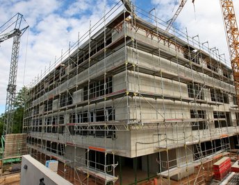Der Rohbau der Sachsenring-Mittelschule steht bereits. In den kommenden Tagen werden die meterlangen Fenster eingebaut.