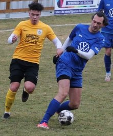 Mit Einsatz: RFC-Abwehrspieler Niklas Hinte behauptet sich gegen einen Schleizer.