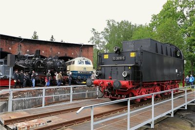 Noch ist die vereinseigene Dampflok 50 3616-5 zur Hauptuntersuchung in Meiningen. Der fertiggestellte Tender ist bereits wieder in Schwarzenberg und wurde auch einmal auf der Drehscheibe präsentiert. 