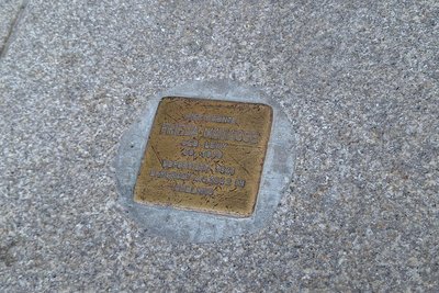 Die Jüdin Frieda Manasse wurde 1876 in einer Wohnung am Obermarkt 5 in Freiberg geboren. Heute erinnert ein Stolperstein des Künstlers Gunter Demnig an sie. Im Oktober 1941 wurde sie in das Ghetto Litzmannstadt deportiert. Von dort aus kam sie in das KZ Kulmhof (Chelmno), wo sie im Mai 1942 ermordet wurde.