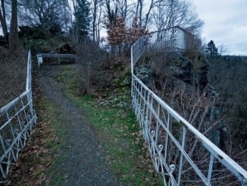 Der Wanderweg unterhalb des Loreley-Felsen bleibt gesperrt. Die Sicht ins idyllische Tal ist auf unbestimmte Zeit tabu.