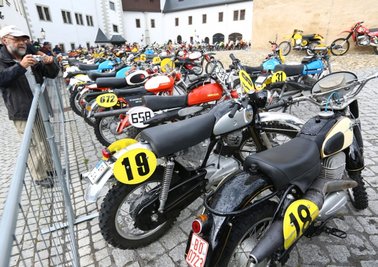 Leckerbissen für Freunde klassischer Motorradtechnik: der Parc Fermé im Hof von Schloss Wildeck. 230 Fahrer werden am 25. und 26. Juni zur 20. Classic-Gelände-Zuverlässigkeitsfahrt in Zschopau erwartet.