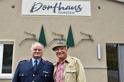 Am Donnerstag wurde in Gunzen das Dorfzentrum mit Dorfhaus und Feuerwehrgerätehaus eingeweiht. Der stellvertretende Ortsvorsteher Andreas Engelbrecht (rechts) und Wolfgang Richter für die Feuerwehr hatten beim Bau gemeinsam mit Ortsvorsteher Ingo Penzel, der zur Feier berufsbedingt fehlte, die Interessen der Gunzener vertreten.