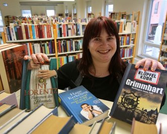  Adriana Bellmann von der Stadtbibliothek Meerane zeigt die Renner ihrer Leser. Für neue Bücher bekommt die Einrichtung wie viele andere Kleinstadt-Bibliotheken auch Fördergeld vom Kulturraum. Nur: Ist das wirklich regional wichtig - oder doch eher eine Aufgabe der jeweiligen Kommune, die diese nur gern abgibt? 