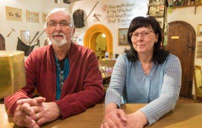 Wolfram Krumbiegel und seine Tochter Dorit Schubert in dem Raum der 30 Jahre lang ihr zweites Zuhause war. Ende des Jahres aber ist Schluss für die Schank- und Speisewirtschaft "St. Nikolai" in Freiberg. 