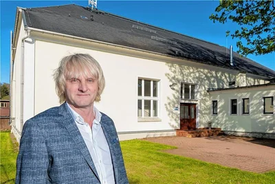 Olbernhaus Bürgermeister Jörg Klaffenbach vor der Löser-Turnhalle, die verkauft werden soll. 