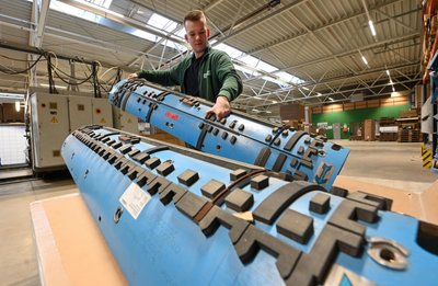 Schichtleiter Felix Presch bereitet bei Richter & Hess Werkzeuge für die Produktion vor. Das Unternehmen bereitet sich auf eine digitale Produktionsplanung vor. 