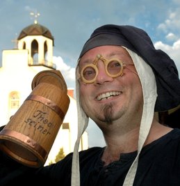 
              <p class="artikelinhalt">Theo von Jenun gab den Besuchern den Rat, "man kann auch in Maßen saufen und fressen". Ob er sich selbst daran gehalten hat?</p>
            
