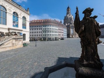 Der leere Neumarkt vor der Frauenkirche. Dort fand die erste Aktion der "Leeren Stühle" statt - nun will das Erzgebirge folgen. 