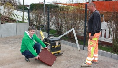 Kindergartenleiterin Heike Schlegel und Steffen Jacobi von der Baufirma testen schon einmal die Terrasoft-Platten, die auf dem Mehrzwecksportplatz verlegt werden.