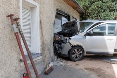 Die Hauswand und Garage wurden dabei beschädigt. 