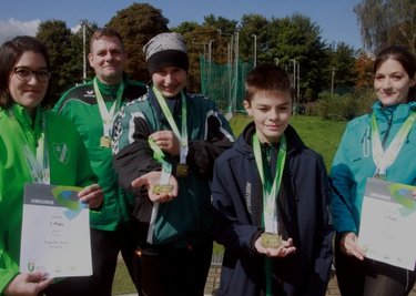 Der SV Theuma stellte die meisten Starter bei der Leichtathletik-Vogtlandmeisterschaft in den Wurfdisziplinen. Von links: Jaqueline Beyer, Stefan Leupold, Konstantin Steudel, Julian Leupold und Nicole Beyer. 