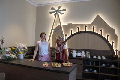 Elisa Wiedemann und Heike Theilemann (v.l.) bieten im Laden Beratung an, zu beispielsweise Pflege und Umzug.