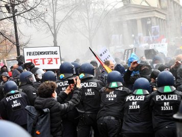             Die Polizei setzt bei einer Demonstration gegen die Corona-Einschränkungen der Bundesregierung vor dem Brandenburger Tor Wasserwerfer ein.