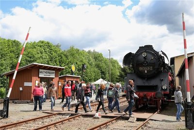 Nostalgie und Eisenbahnromantik: altes Wartehäuschen eines Haltepunkts und vereinseigene, aber nicht betriebsfähige Dampflok der Baureihe 58.