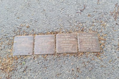 Wilhelm Heymann war als Direktor des Freiberger Schocken-Kaufhauses bekannt. Mit seiner Frau Hildegard Heymann und seinen beiden Kindern Ursula und Norbert lebte er auf der Heinrich-Heine-Straße 12, wo heute vier Stolpersteine an sie erinnern. Im April 1942 wurde die junge Familie in das polnische Ghetto Piaski deportiert. Noch dort oder im Vernichtungslager Belzec wurden Wilhelm, Hildegard und ihre zehn und neun Jahre alten Kinder ermordet.