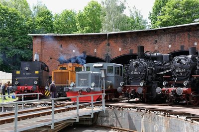 Der Lokschuppen ist das Herzstück des Eisenbahnmuseums Schwarzenberg. Bei den Eisenbahntagen wurde immer mal wieder eine andere historische Lok auf die Drehscheibe vorm Schuppen gezogen. 