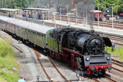 Gezogen von der Gastlok 35 1097, die dem Verein Sächsischer Eisenbahnfreunde schon einige Male half, geht der Schwarzenberger Museumszug am Samstagabend auf Lichterfahrt nach Schlettau. 