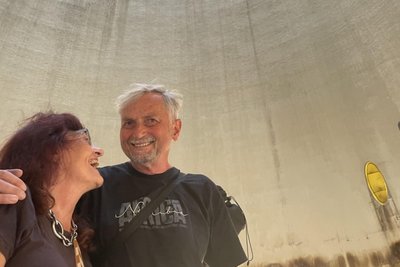 „Bedrückend findest du das?!“ Heike und Thomas Köppel fühlen unterschiedlich bei „Aural Dissipation“, der Klanginstallation im Kühlturm von Valeria Zane, Victor Nebbiolo di Castri und Cobi van Tonder.