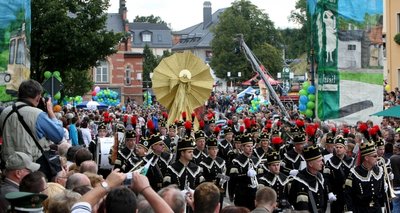 
              <p class="artikelinhalt">Der Höhepunkt des Tags der Sachsen in Oelsnitz: Der Festumzug, der am Sonntag zweieinhalb Stunden durch die Bergbaustadt ging.</p>
            