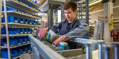 Axel Thiele, Elektroniker für Betriebstechnik, montiert bei Zabag in Grünhainichen die Steuerung einer Drehkreuzanlage. 