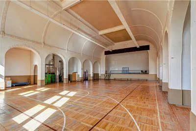 Blick zur ehemaligen Bühne in der Löser-Turnhalle, die einst als Tanzsaal genutzt worden ist. 