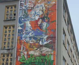 Das Wandbild an den ehemaligen Schwerter-Emaillierwerk Lauter wird im Depot des Industriemuseums Chemnitz aufbewahrt. 