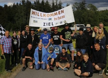 Nach 4300 Kilometern wieder in der Heimat: Begrüßung der Weltenbummler in Hinterhenneberg. 