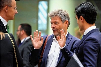 "Sparen, sparen, sparen" - Bundeswirtschaftsminister Robert Habeck (Mitte) im Gespräch mit dem ungarischen Außenminister Peter Szijjarto (links) und dem niederländischen Energieminister Rob Jetten. 