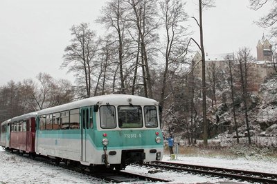Erinnerung an die jüngste Sonderfahrt in Regie des VSE: Malerisch thront die Burg Loket über dem Tal der Ohře (Eger), während der Museumszug zu seinem Abstellplatz rangiert wird.