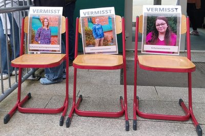 Auch „Vermisst"-Plakate und leere Stühle waren Teil der Protestaktion.