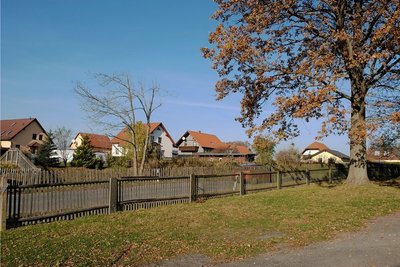 An der Brunner Straße wäre gegenüber die Siedlung Am Heinrichstollen Platz für eine neue Zeile Häuser. So eine Idee. Heute befindet sich hier allerdings der Gartenverein Cunsdorf mit seinen Parzellen und dem Gartenheim. 