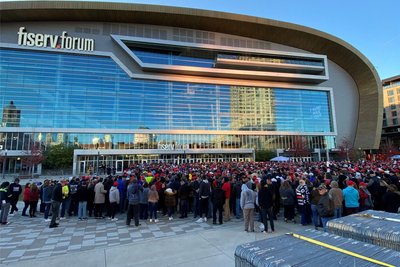 Stundenlang anstehen, um Donald Trump zu sehen: Fans vor der Halle in Milwaukee.